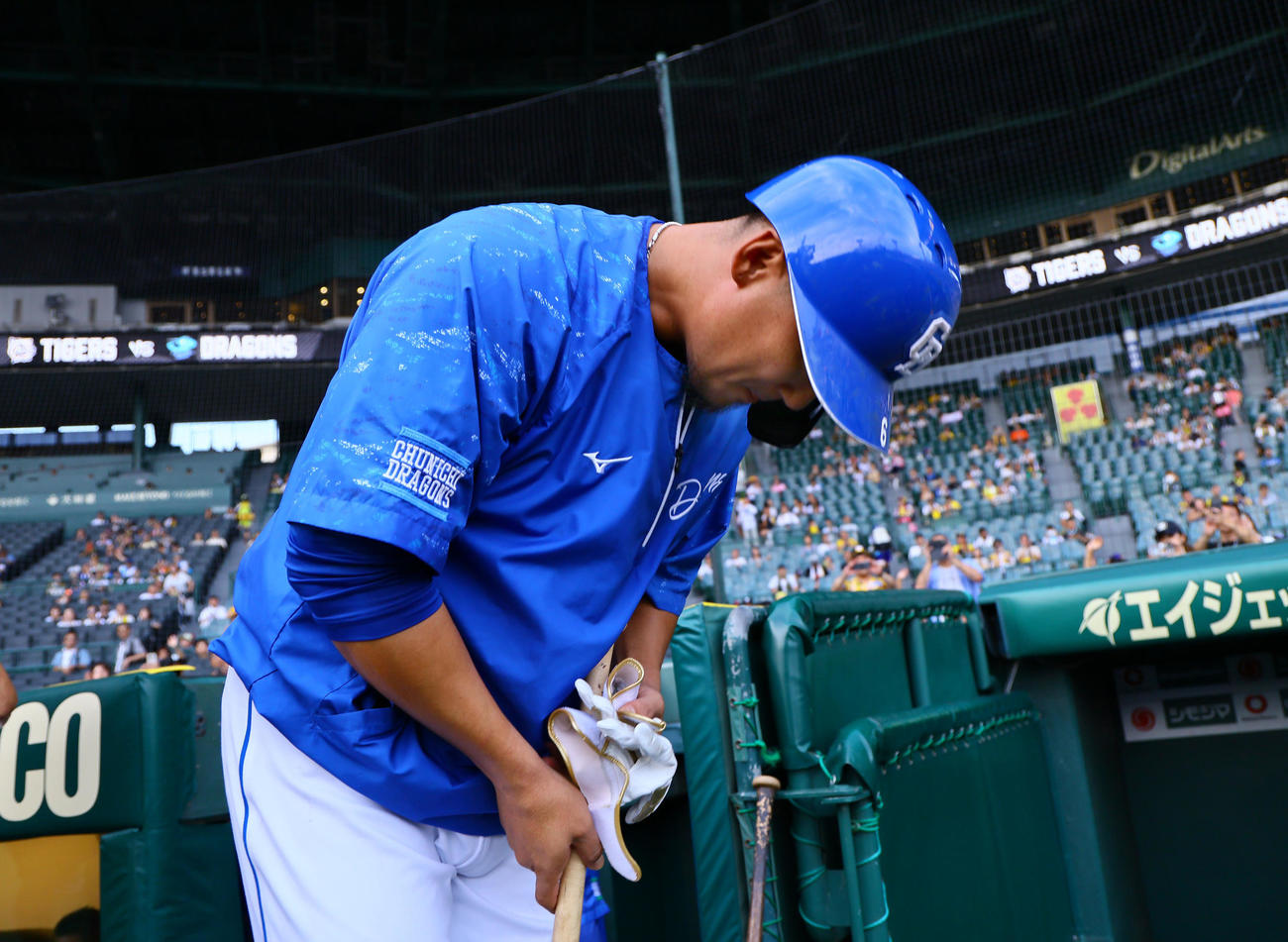 阪神対中日　練習を終え、ファンの声援に一礼し、引き揚げる中日中田（撮影・藤尾明華）