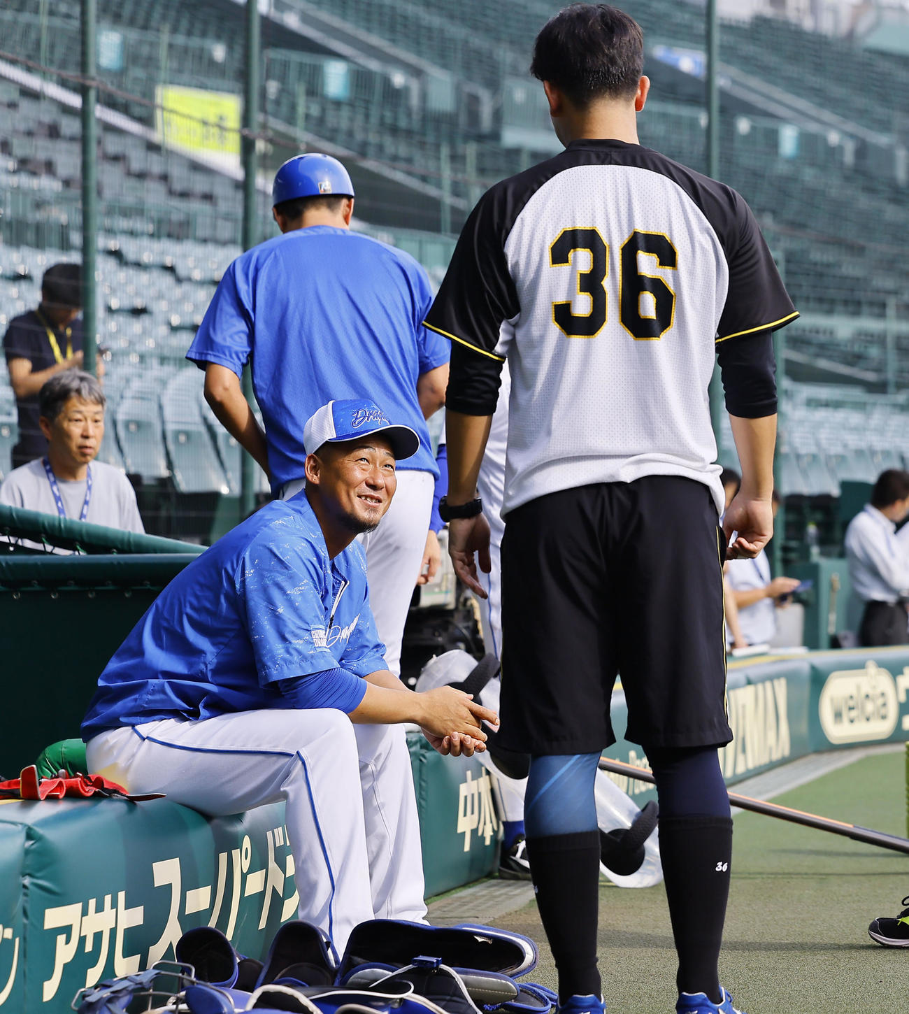 阪神対中日　阪神畠と話しをする引退を発表した中日中田（左）（撮影・藤尾明華）