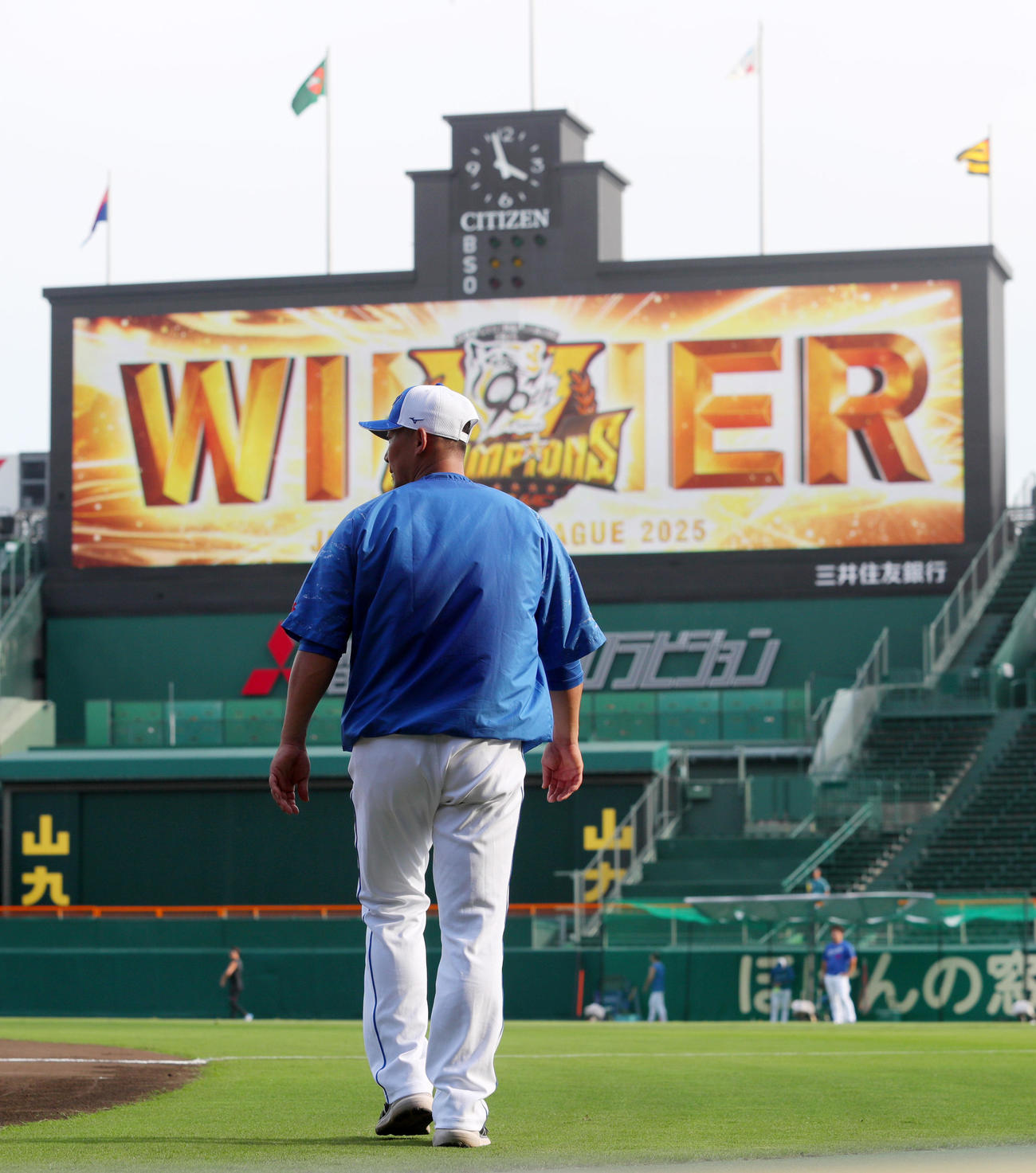 阪神対中日　中日中田は甲子園球場のグラウンドをゆっくりと歩く（撮影・上山淳一）