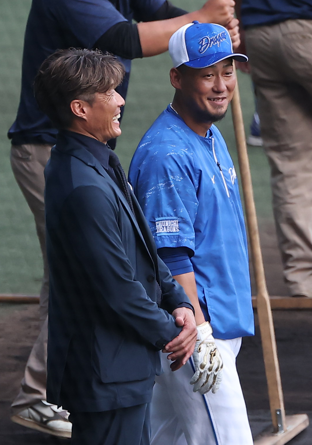 阪神対中日　中田（右）は糸井氏と談笑する（撮影・上田博志）