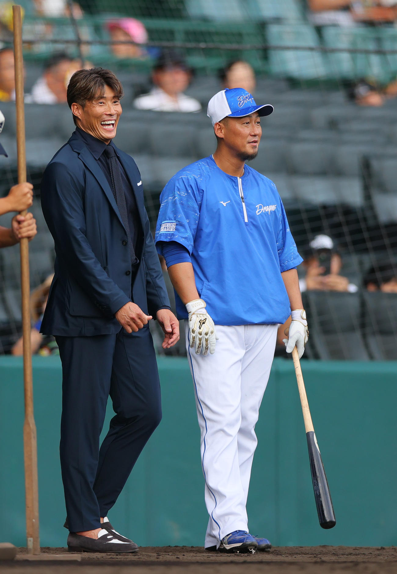 阪神対中日　糸井氏（左）と談笑する中日中田（撮影・上山淳一）