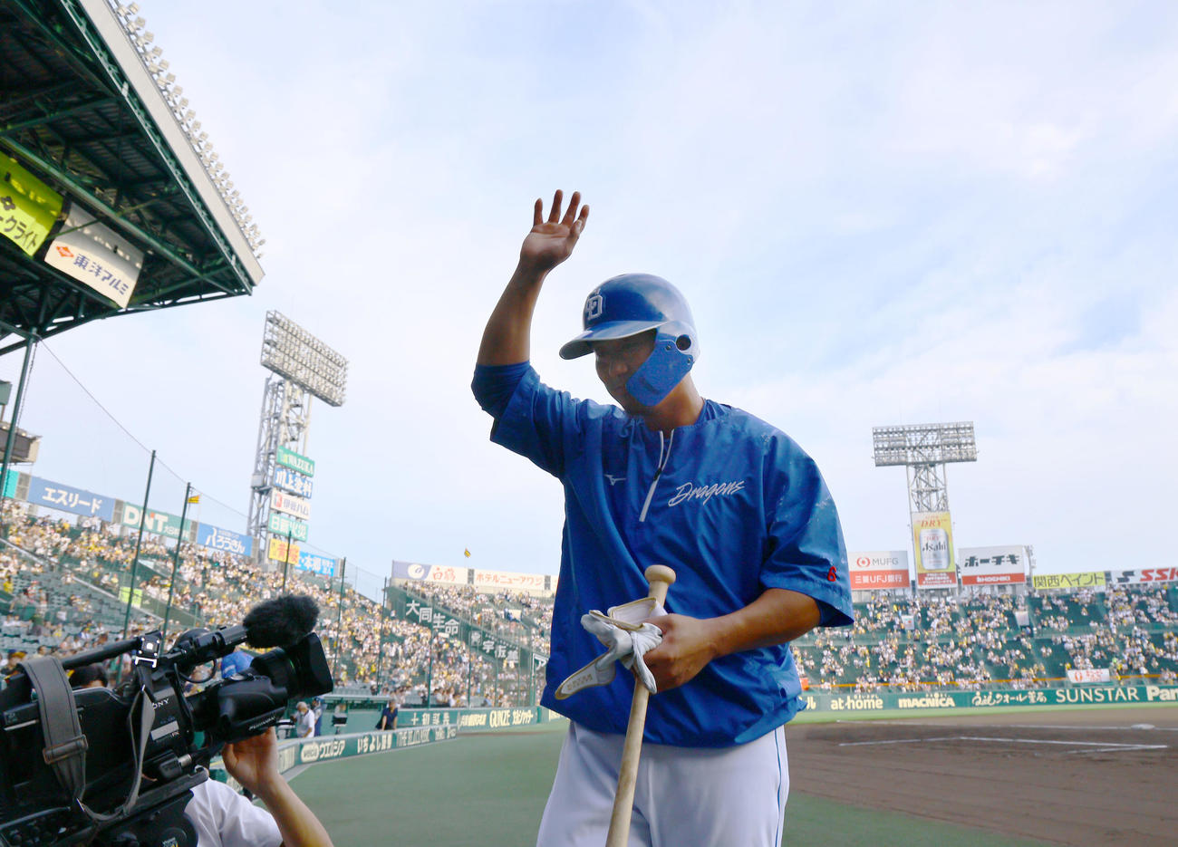 阪神対中日　練習を終え、ファンの声援に応えながら引き揚げる中日中田（撮影・藤尾明華）