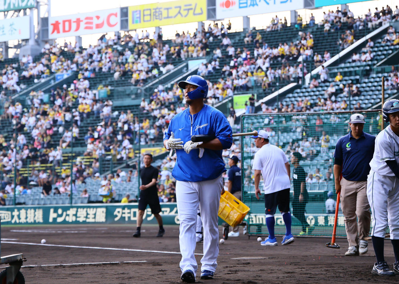 阪神対中日　打撃練習を終えた中日中田（撮影・藤尾明華）