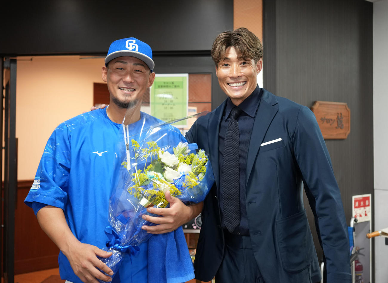 阪神対中日　糸井嘉男氏から花束を贈られた中日中田（球団提供）