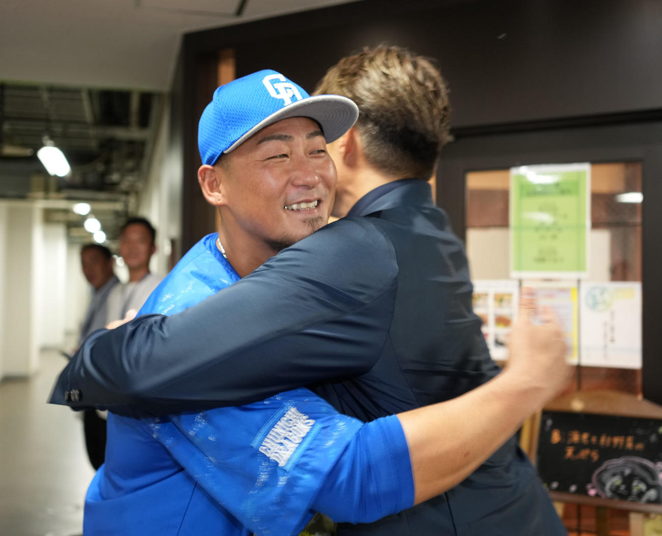 阪神対中日　糸井嘉男氏から花束を贈られ抱き合う中日中田（球団提供）