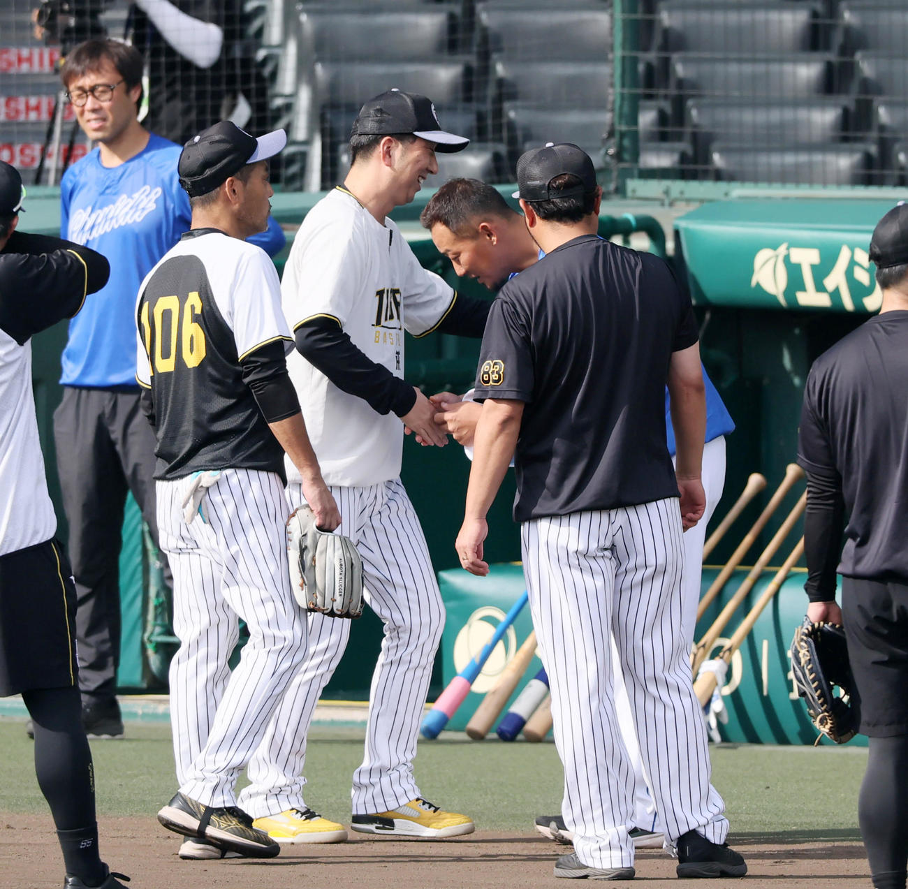 阪神対中日　阪神藤川監督（左）にあいさつする中日中田（撮影・加藤哉）