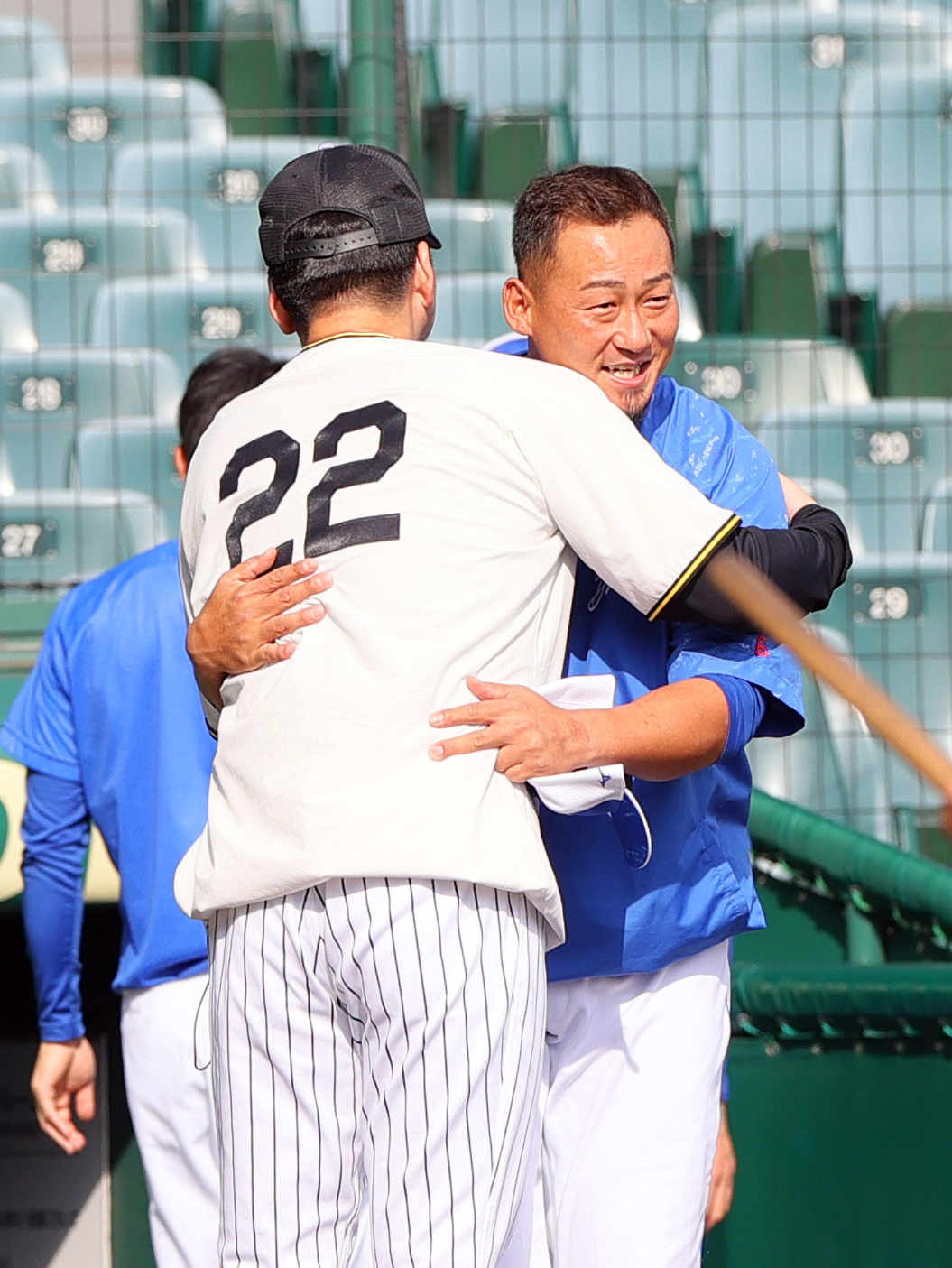 阪神対中日　試合前、今季限りで現役引退を発表した中日中田（右）は阪神藤川監督とハグする（撮影・上山淳一）