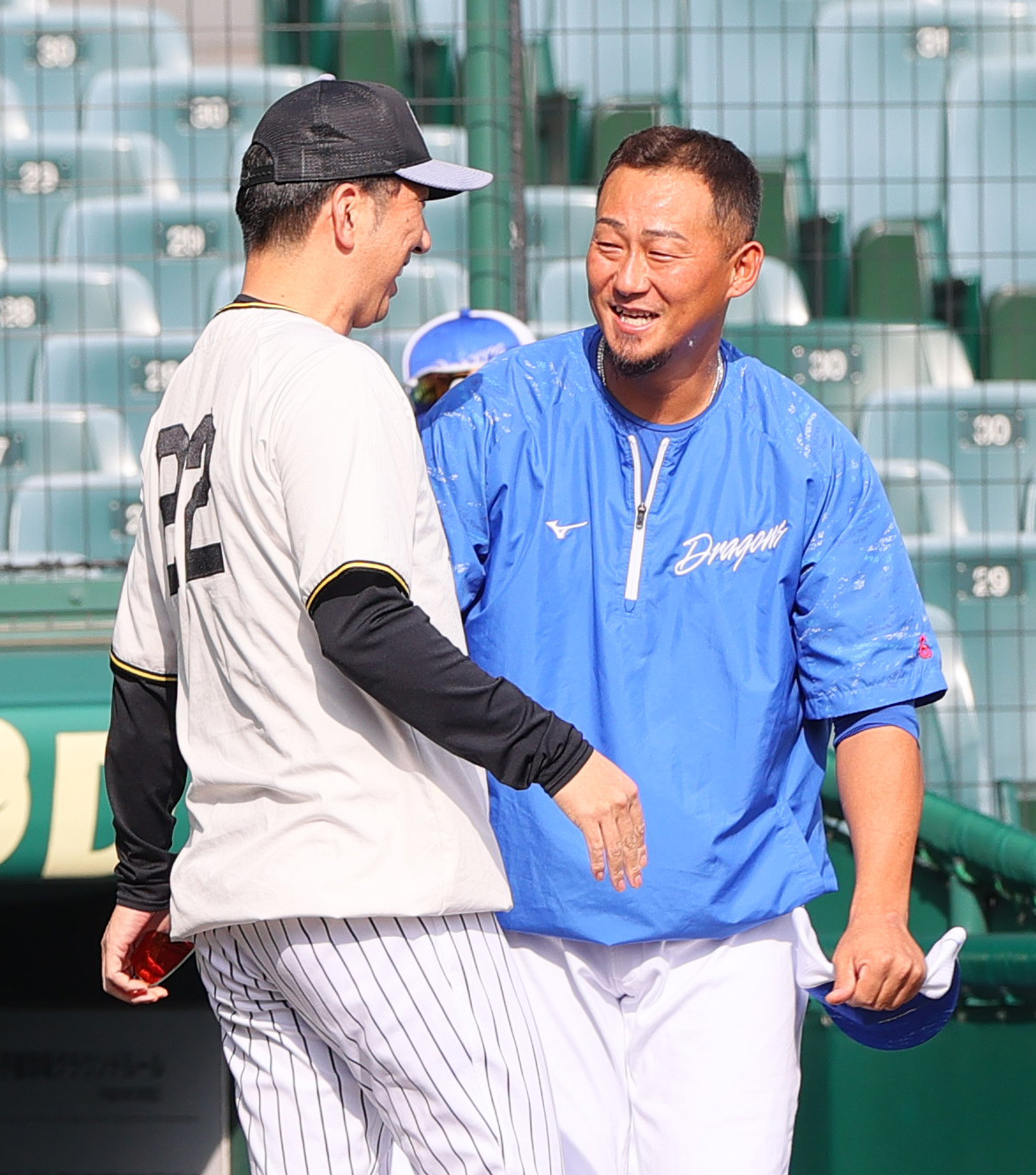 阪神対中日　試合前、今季限りで現役引退を発表した中日中田（右）と言葉をかわす阪神藤川監督（撮影・上山淳一）