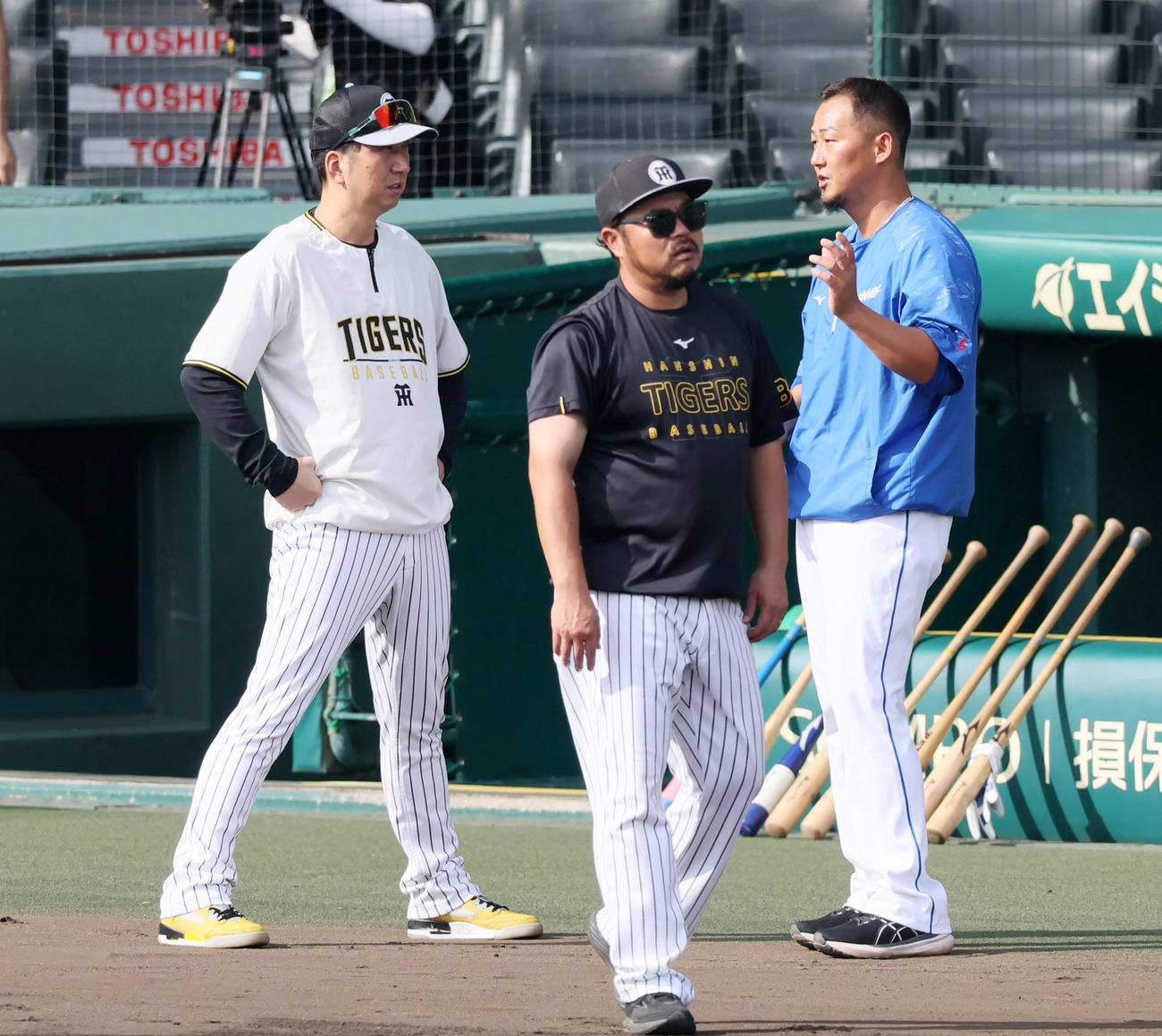 阪神対中日　阪神藤川監督（左）にあいさつし、しばらく話す中日中田（撮影・加藤哉）