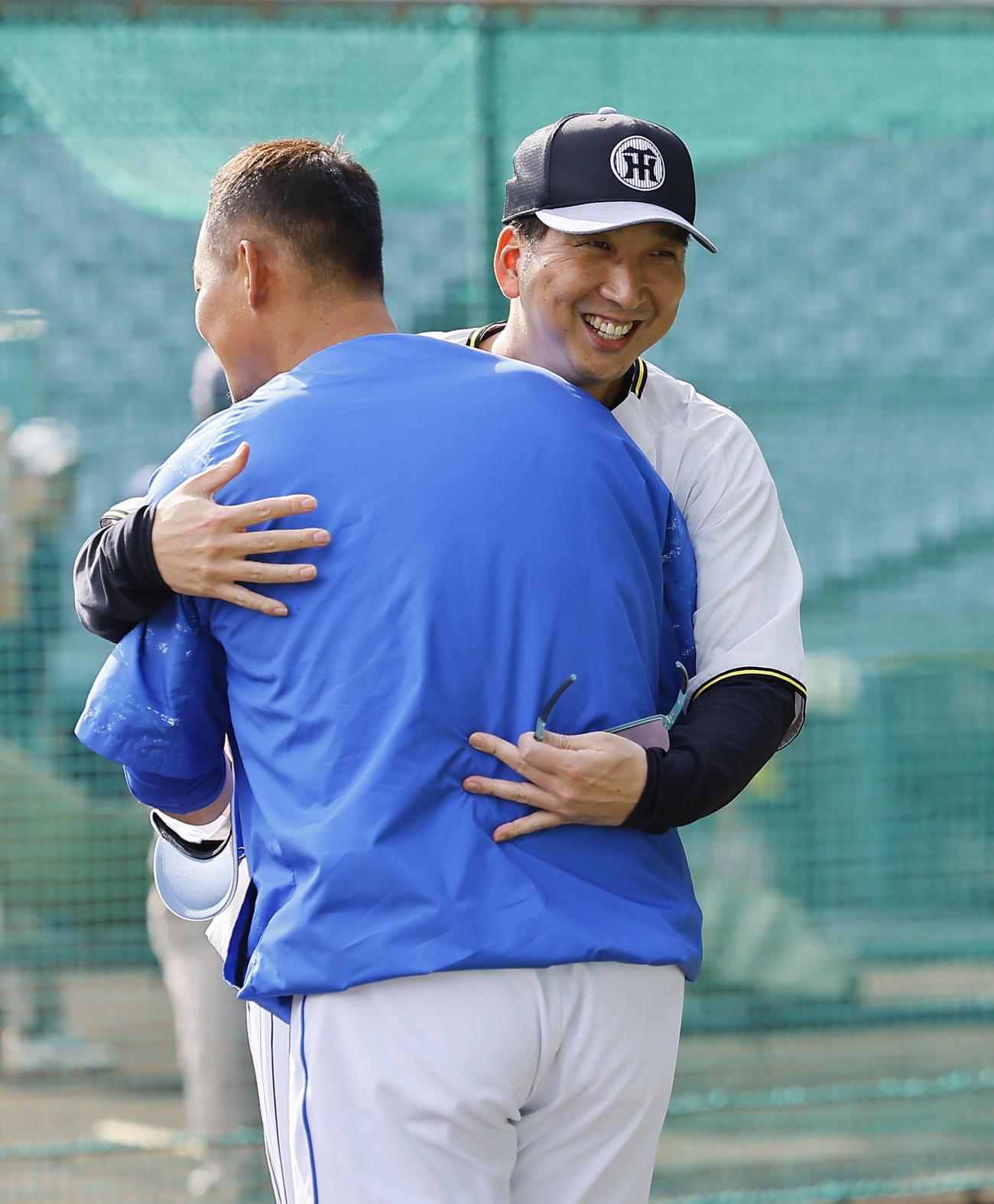 阪神対中日　引退を発表した中日中田を労う阪神藤川監督（撮影・藤尾明華）