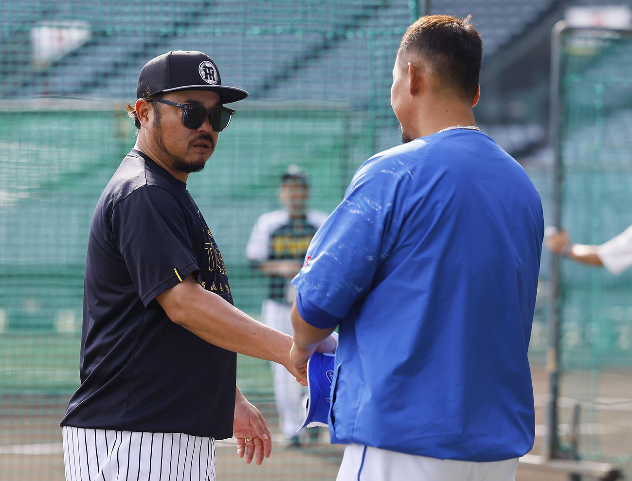 阪神対中日　引退を発表した中日中田（右）を労う阪神小谷野1軍打撃コーチ（撮影・藤尾明華）