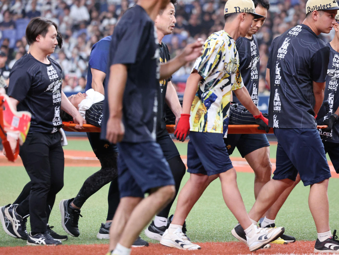 オリックス対ソフトバンク　2回表ソフトバンク2死一、二塁、海野の折れたバットが当たり苦悶の表情で倒れ込んだ曽谷は担架に乗せられ退場（撮影・西尾就之）