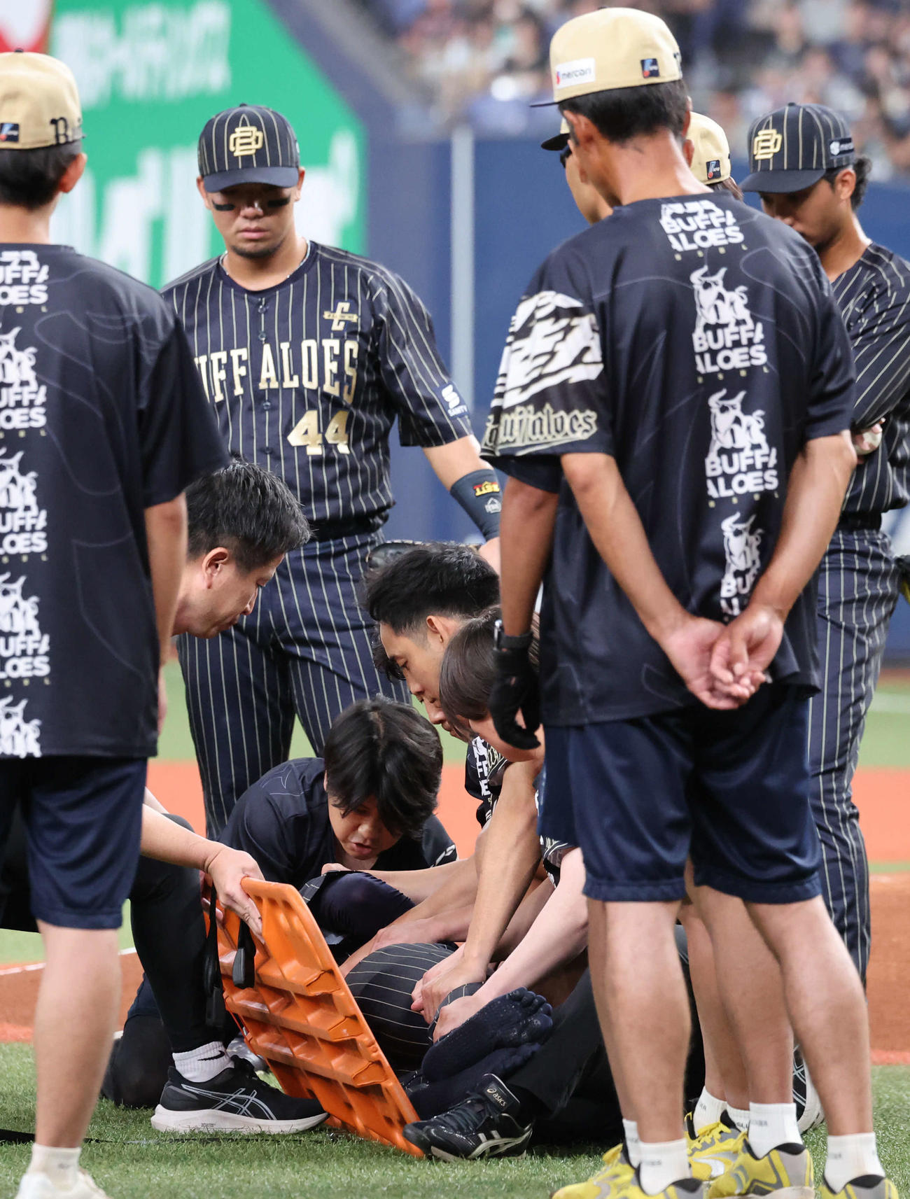 オリックス対ソフトバンク　2回表ソフトバンク2死一、二塁、海野の折れたバットが当たり苦悶の表情で倒れ込んだ曽谷は担架に乗せられる（撮影・西尾就之）