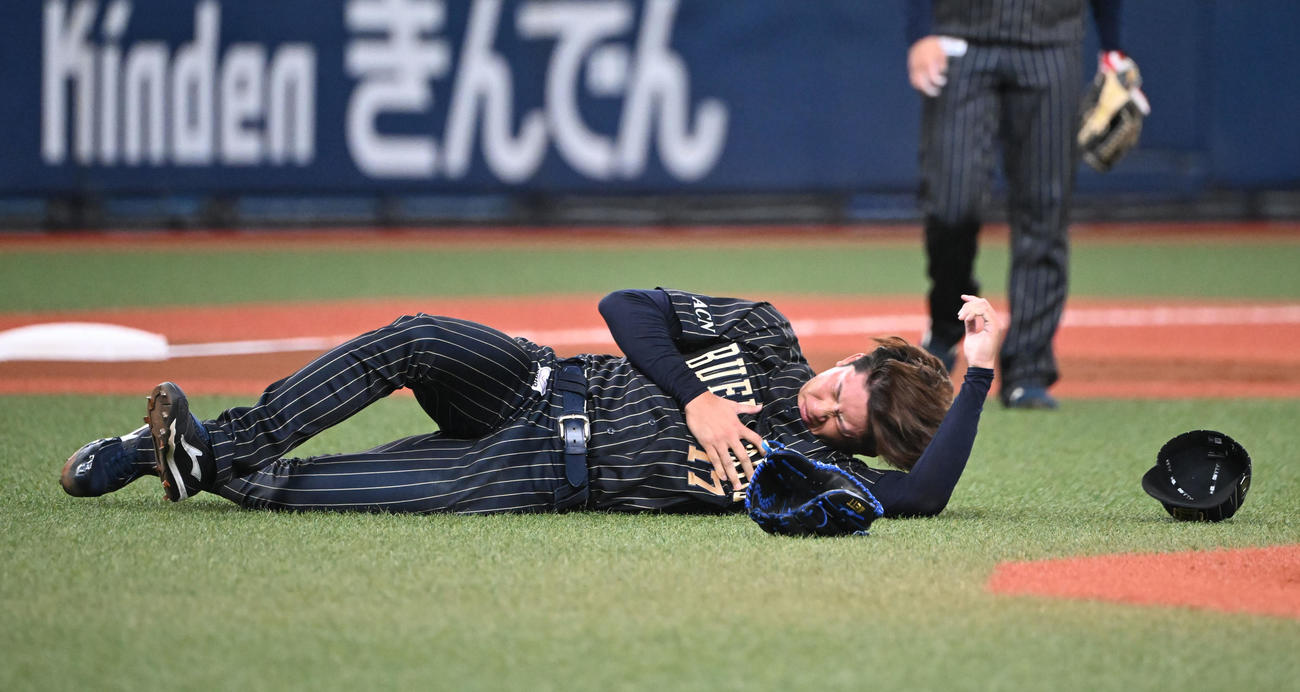 オリックス対ソフトバンク　2回表ソフトバンク2死一、二塁、海野の折れたバットが当たり胸を押さえる曽谷（撮影・和賀正仁）