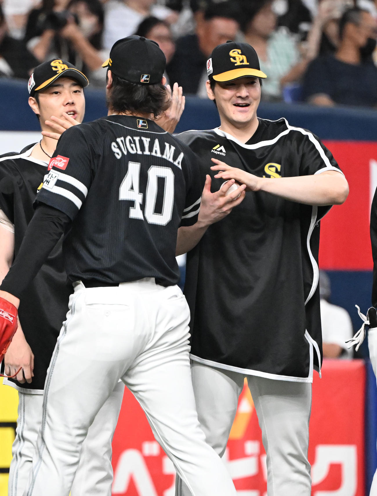 オリックス対ソフトバンク　勝利投手となった有原（右）は杉山からウイニングボールを受け取る（撮影・和賀正仁）