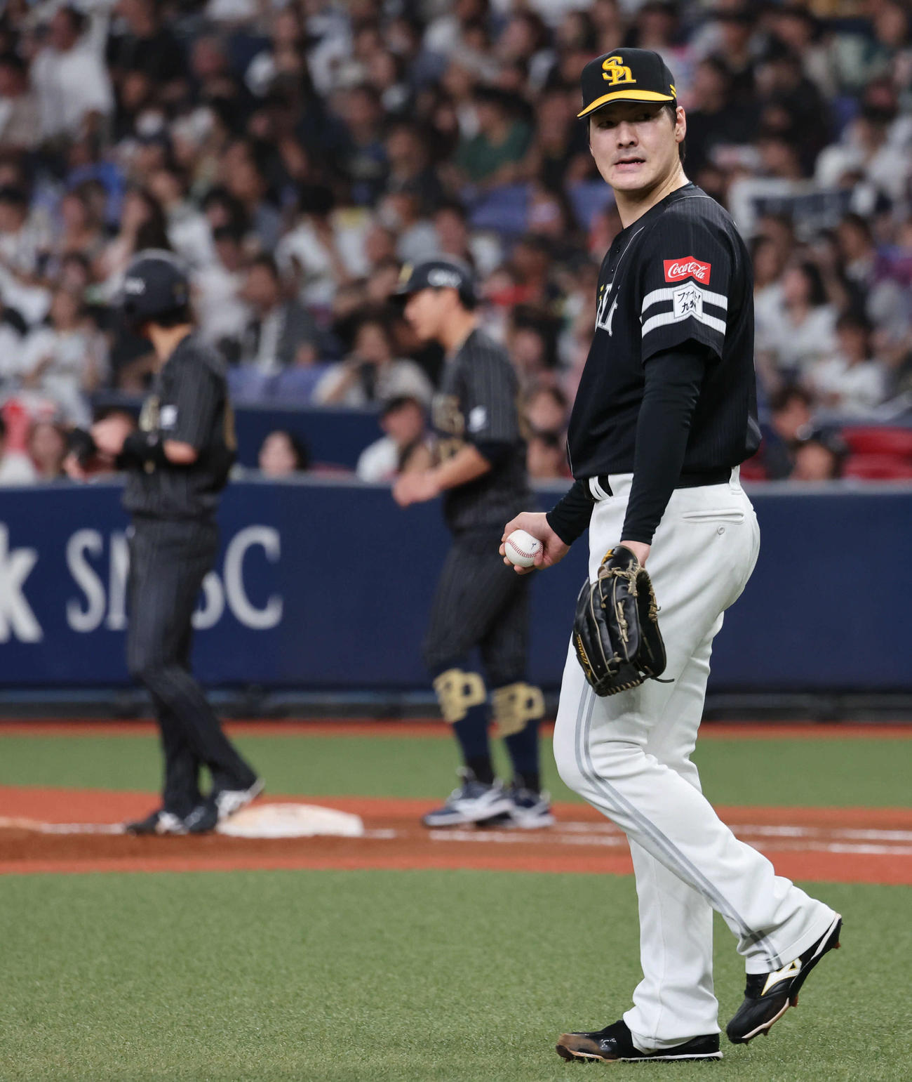 オリックス対ソフトバンク　3回裏オリックス2死一、二塁、中川（左）に適時打を許した有原は、ベンチを見る（撮影・西尾就之）