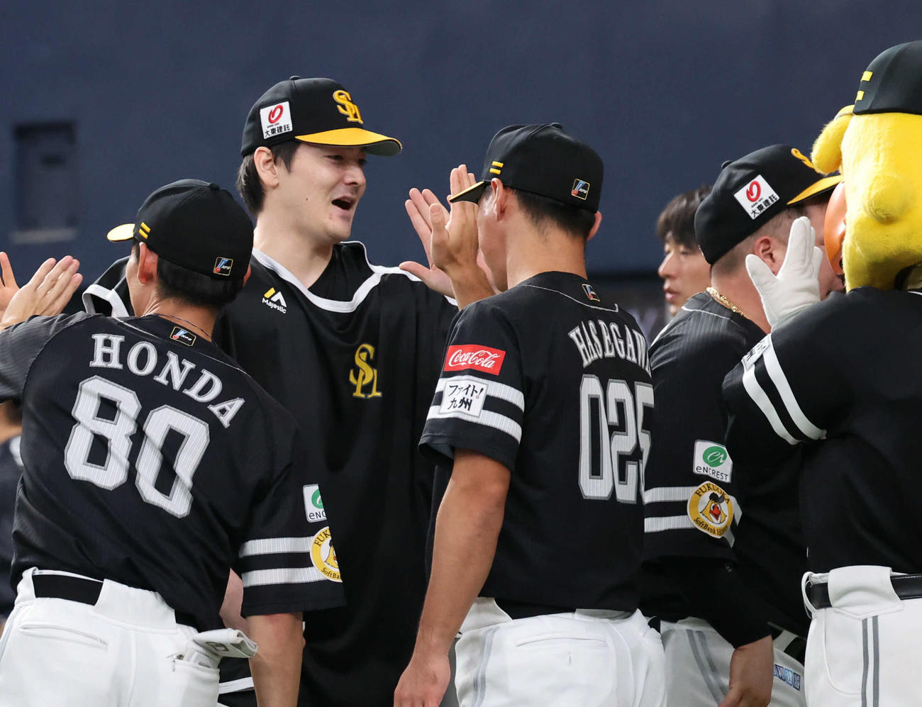 オリックス対ソフトバンク　12勝目を挙げたソフトバンク有原はナインとタッチをかわす（撮影・西尾就之）