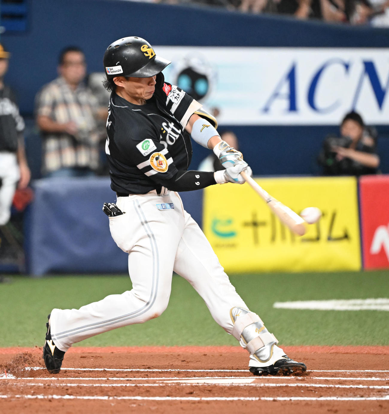 オリックス対ソフトバンク　6回表ソフトバンク1死一、二塁、三塁線を破る適時二塁打を放つ野村（撮影・和賀正仁）