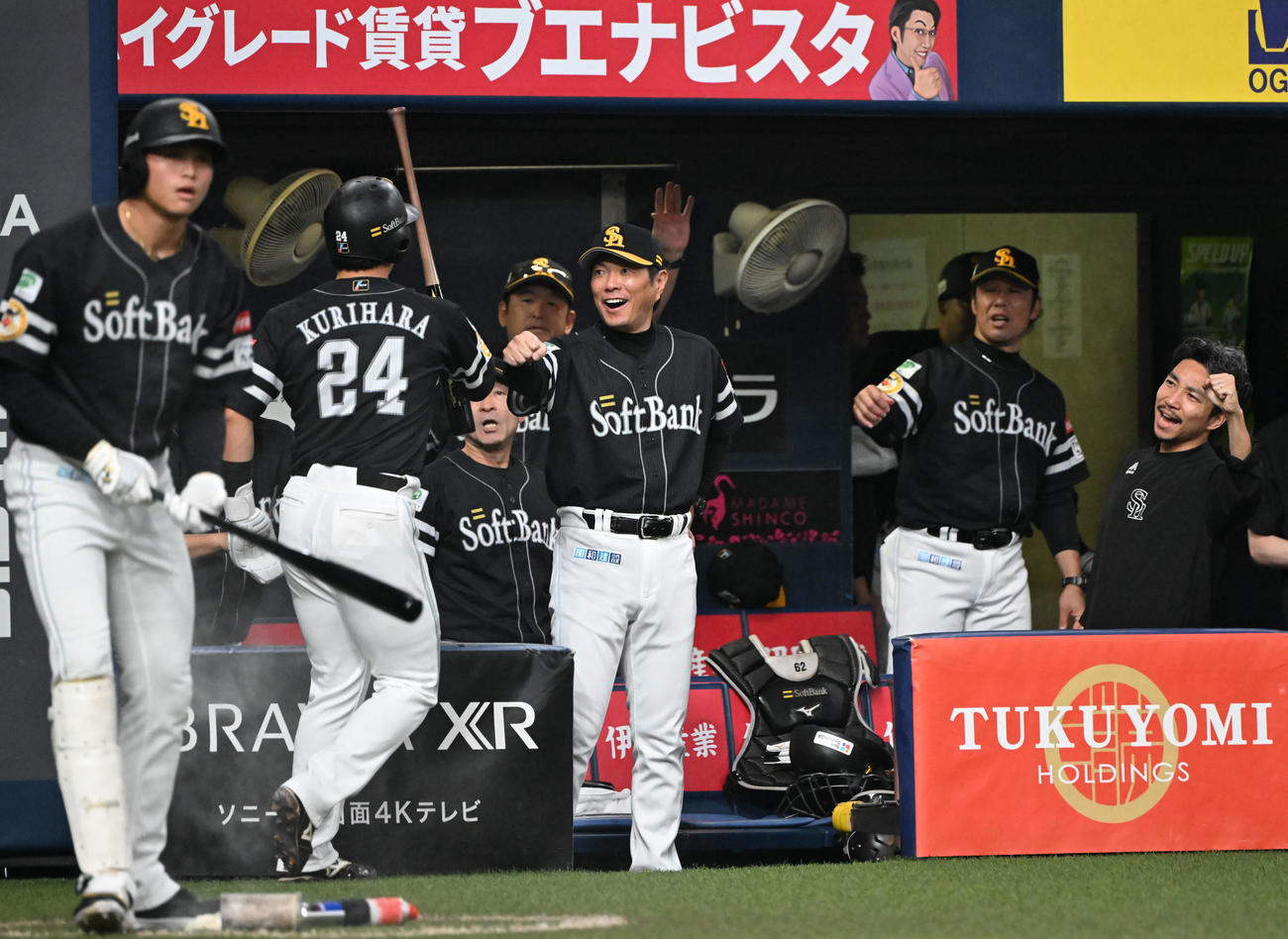オリックス対ソフトバンク　6回表ソフトバンク1死二、三塁、海野の適時打で生還した栗原（左から2人目）を迎える小久保監督（撮影・和賀正仁）