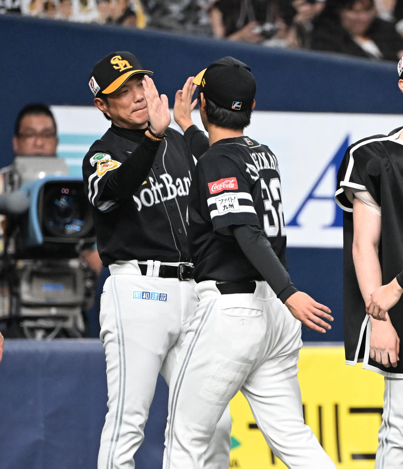 オリックス対ソフトバンク　決勝点をたたき出した柳町とタッチするソフトバンク小久保監督（撮影・和賀正仁）
