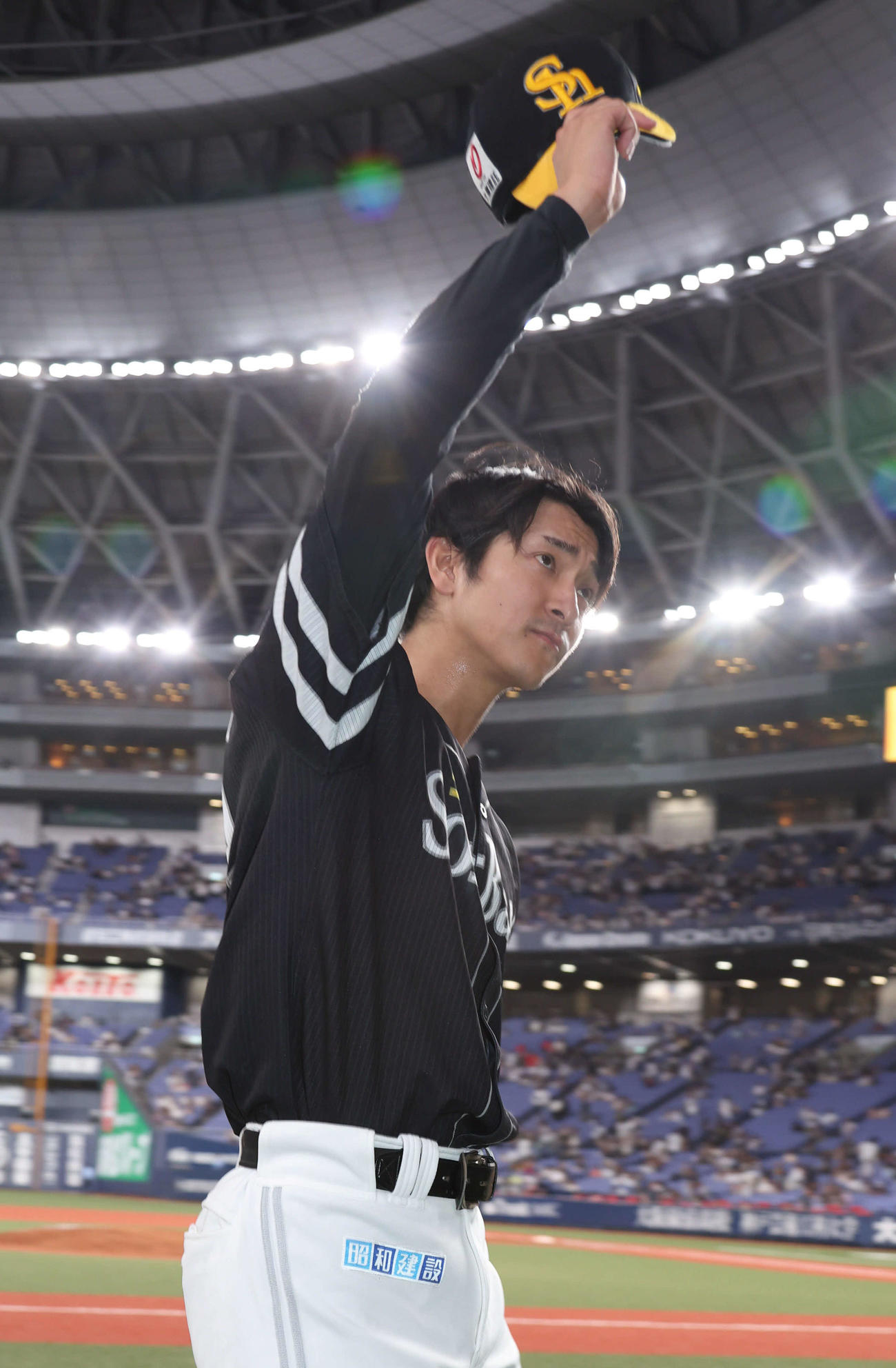 オリックス対ソフトバンク　決勝打のソフトバンク柳町はファンに帽子を振る（撮影・西尾就之）