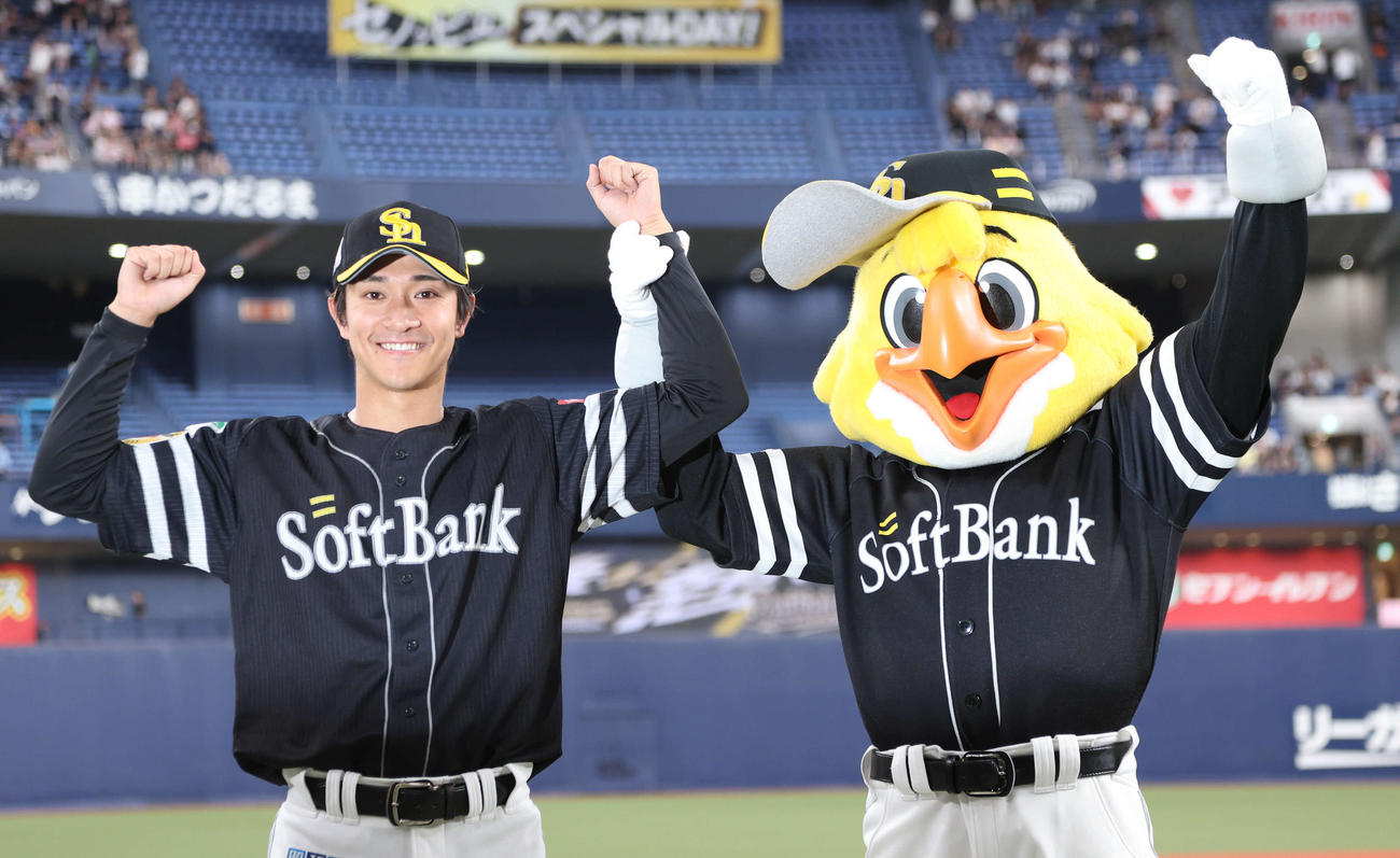 オリックス対ソフトバンク　決勝打のソフトバンク柳町はハリーホークとポーズをとる（撮影・西尾就之）