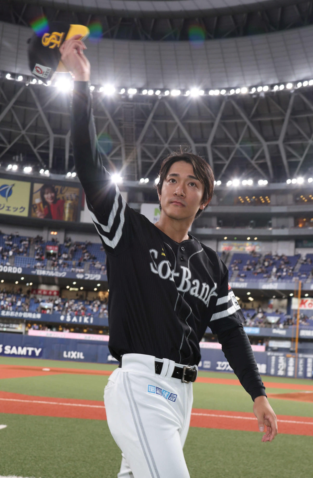 オリックス対ソフトバンク　決勝打のソフトバンク柳町はファンに帽子を振る（撮影・西尾就之）