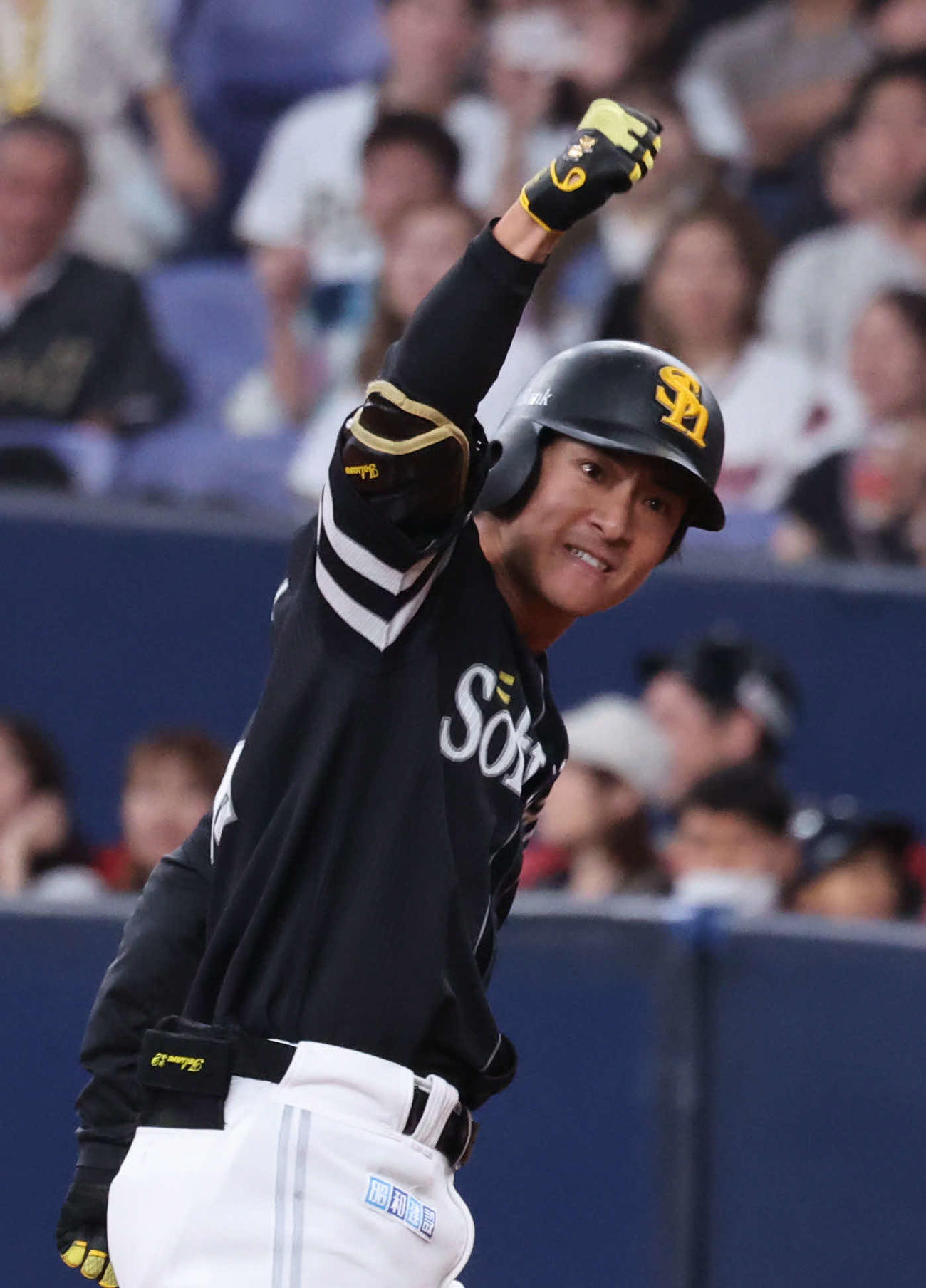 オリックス対ソフトバンク　6回表ソフトバンク2死一、三塁、柳町は右前に適時打を放ち、ベンチに向かってガッツポーズ（撮影・西尾就之）