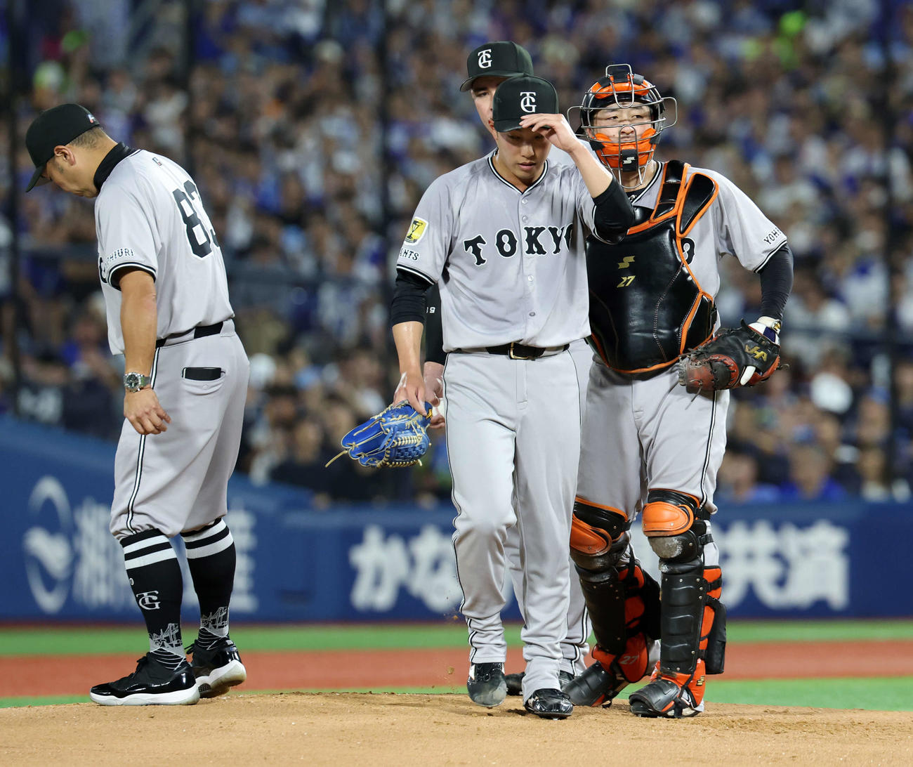 DeNA対巨人　1回裏DeNA無死満塁、阿部監督（左）から降板を告げられ悔しそうにマウンドを降りる赤星（撮影・浅見桂子）
