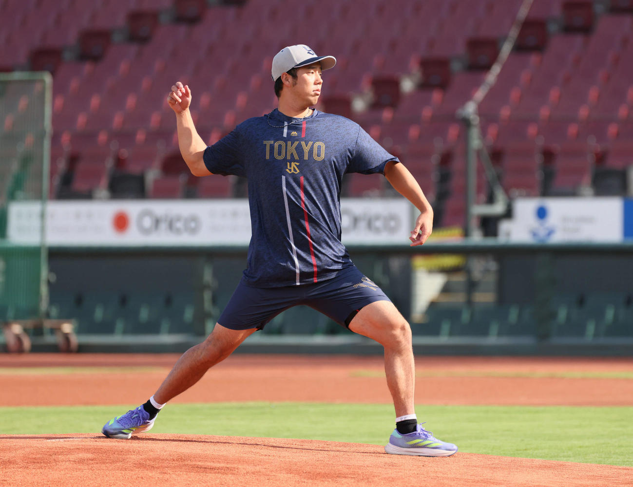 広島対ヤクルト　試合前練習中、マウンドをチェックする青柳（撮影・加藤孝規）