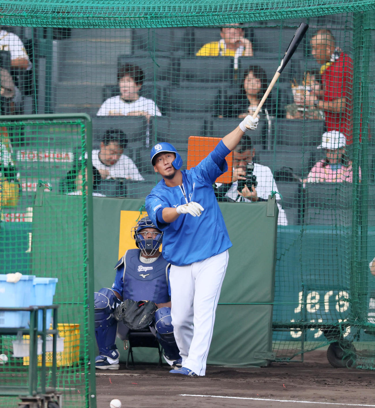 阪神対中日　甲子園球場で最後の打撃練習球を打つ中日中田（撮影・加藤哉）