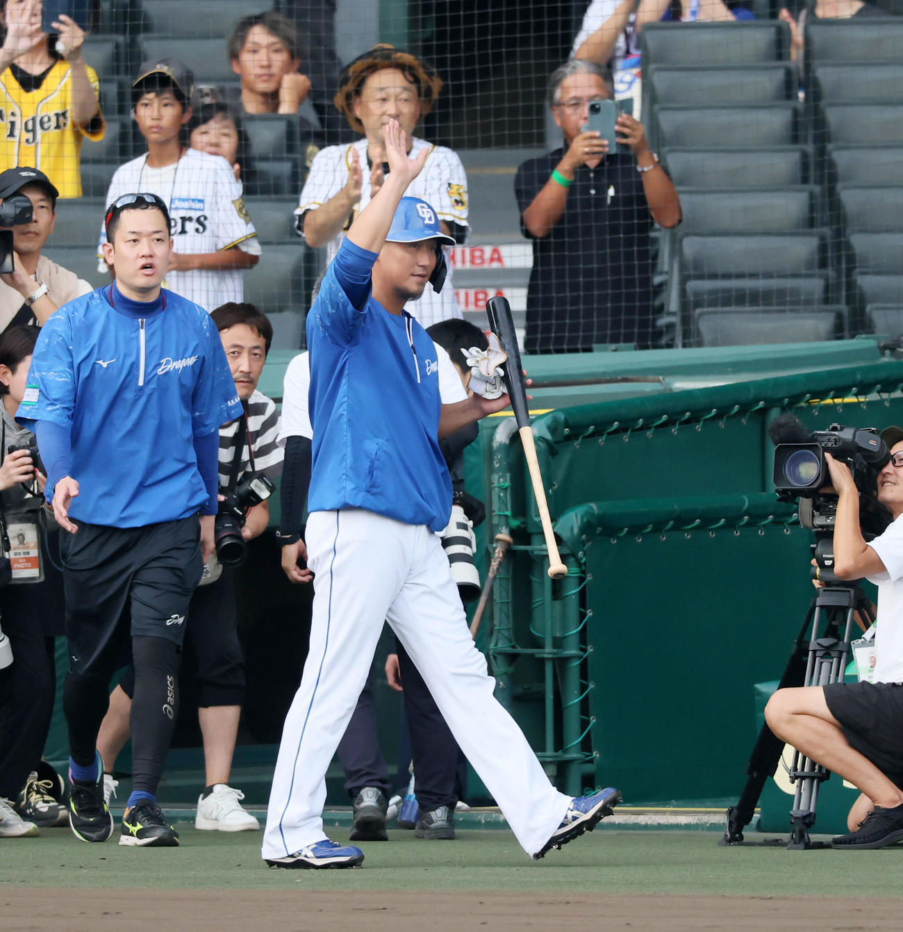 阪神対中日　甲子園球場で最後の打撃練習を行った中日中田はファンに手を振って引き揚げる（撮影・加藤哉）