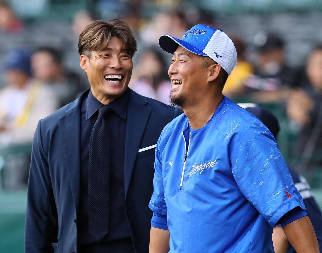 阪神対中日　試合前、糸井氏と談笑する中日中田（撮影・藤尾明華）
