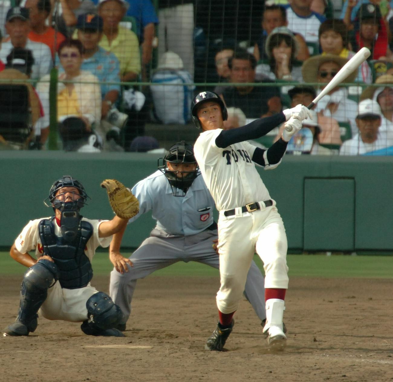 第87回全国高校野球選手権大会・1回戦　大阪桐蔭対春日部共栄　7回裏大阪桐蔭無死、中田翔は左越えに勝ち越しのソロ本塁打を放つ（撮影・前岡正明）＝2005年8月8日、甲子園球場打撃フォーム