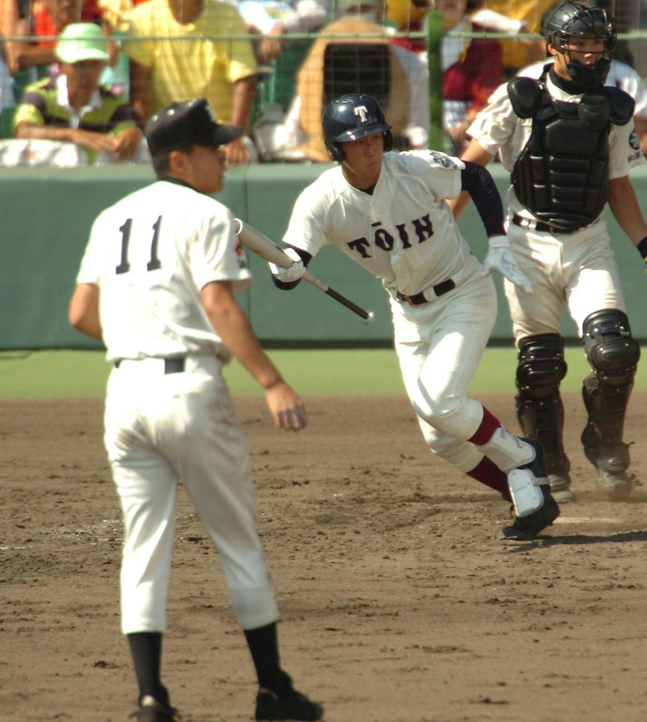 駒大苫小牧・田中将大と対戦する大阪桐蔭・中田翔（右）（05年8月19日撮影）