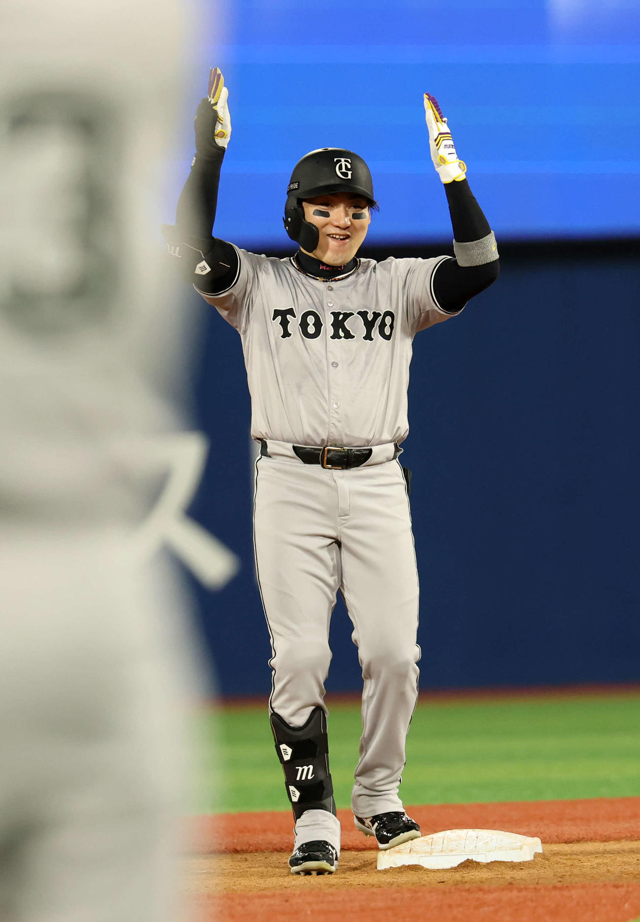 DeNA対巨人　2回表巨人2死二塁、丸は適時二塁打を放ち笑顔でポーズ（撮影・浅見桂子）