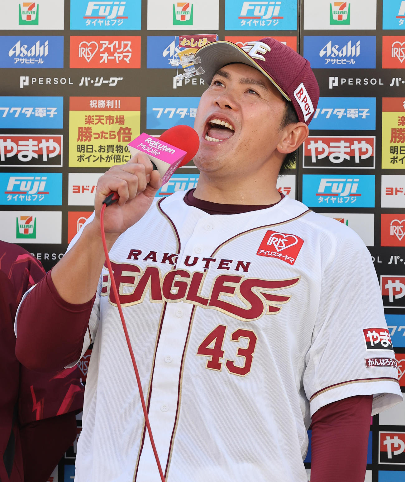 楽天対ロッテ　今季初勝利を挙げお立ち台で絶叫する楽天宋（撮影・野上伸悟）