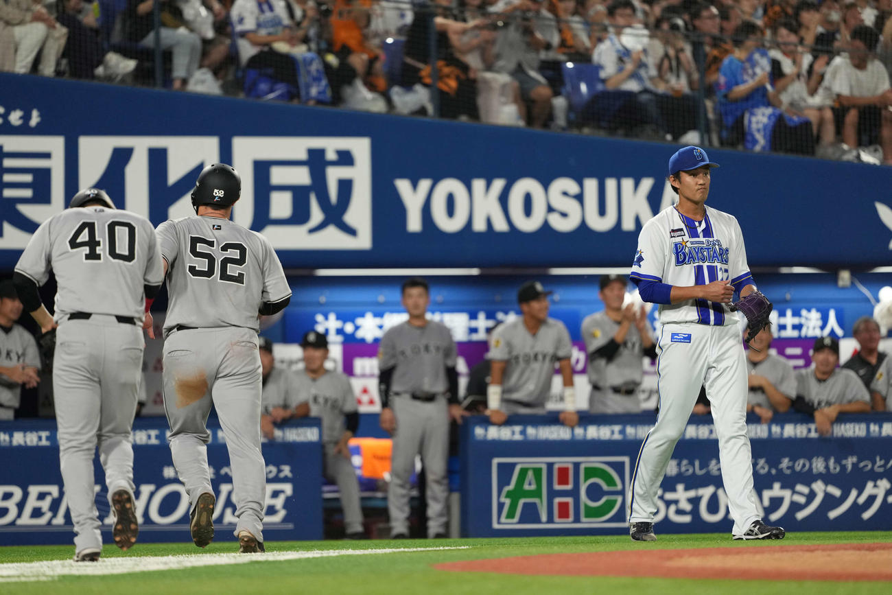 DeNA対巨人　2回に失点した藤浪（右）（撮影・井上学）
