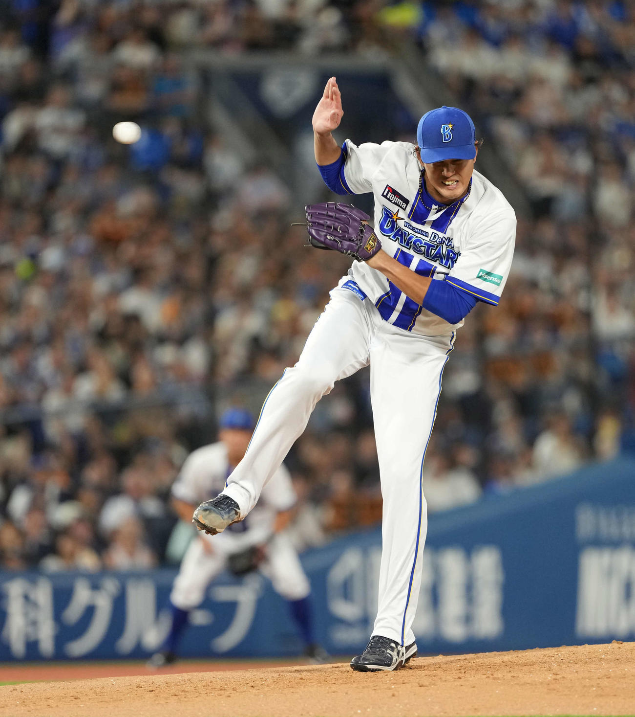 DeNA対巨人　2回表巨人無死、岡本の打球をよける藤浪（撮影・井上学）