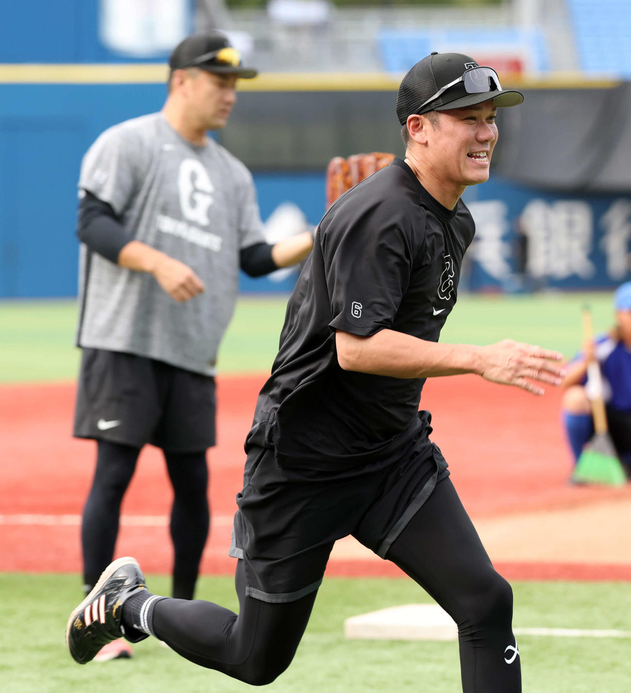 DeNA対巨人キャッチボールする巨人田中将（奥）を背にダッシュする坂本（撮影・浅見桂子）