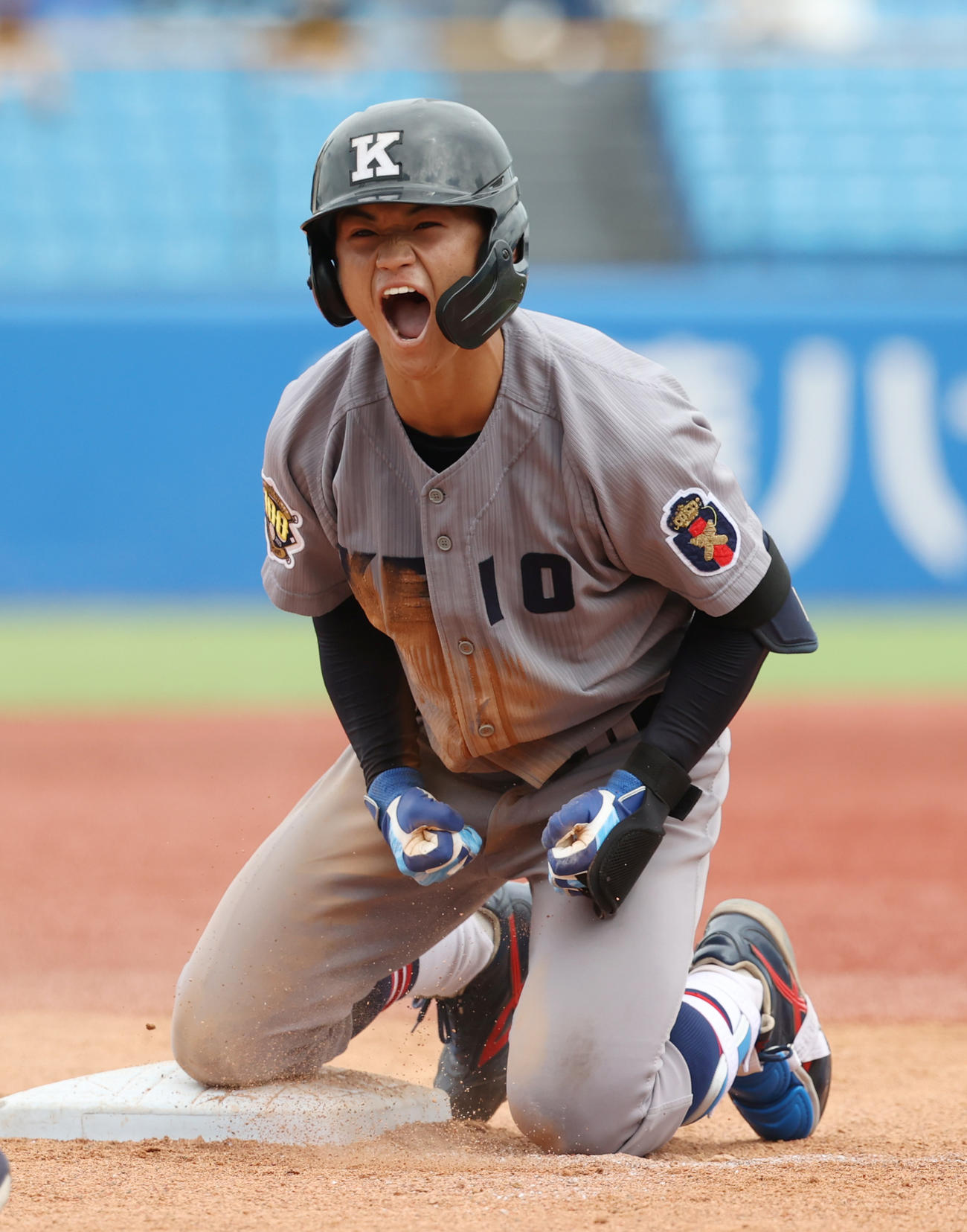 法大対慶大　1回裏慶大2死二塁、林純は中越えに適時三塁打を放ちガッツポーズする（撮影・柴田隆二）　　