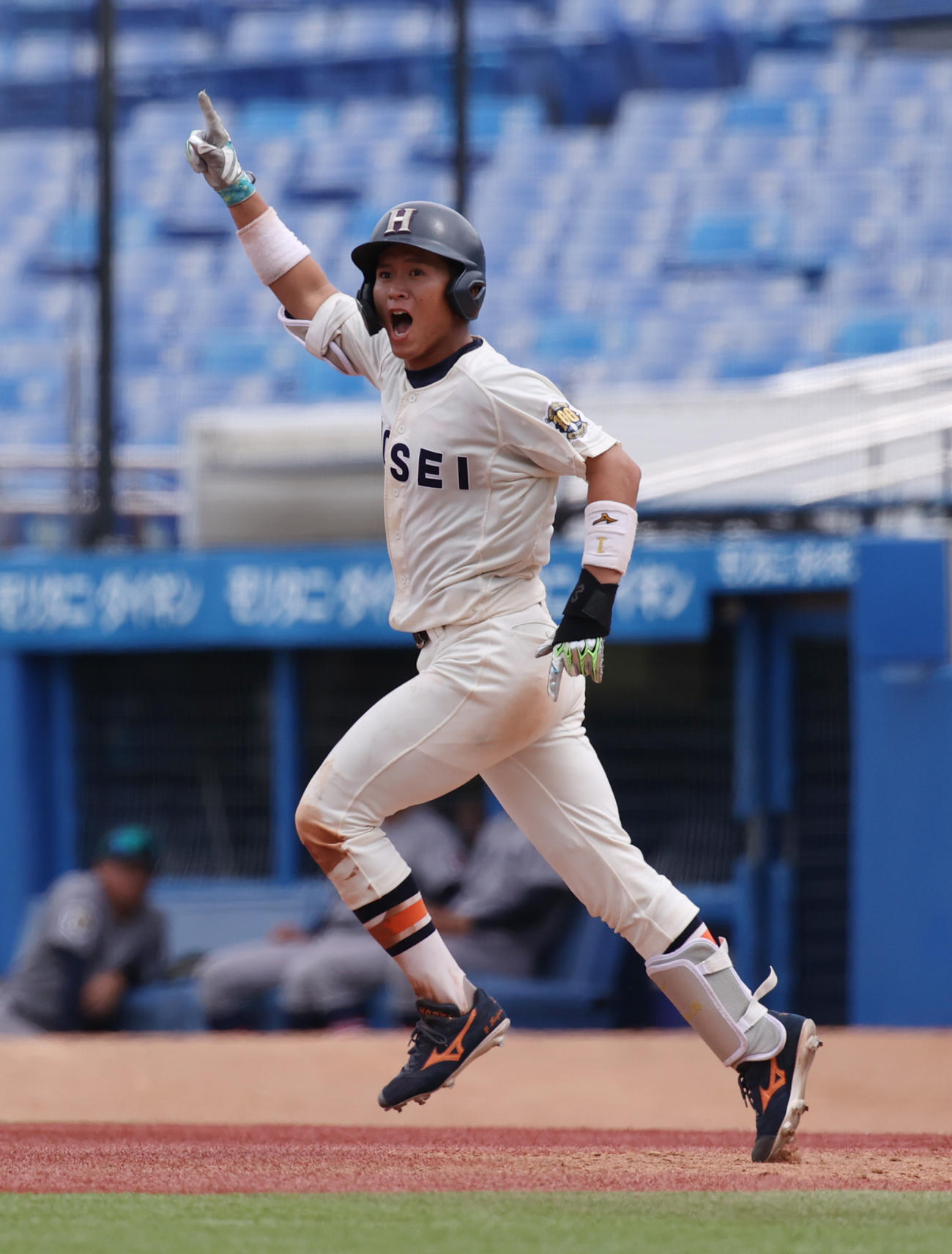 法大対慶大　5回表法大無死、藤森康は右越えに本塁打を放ちガッツポーズする（撮影・柴田隆二）　　