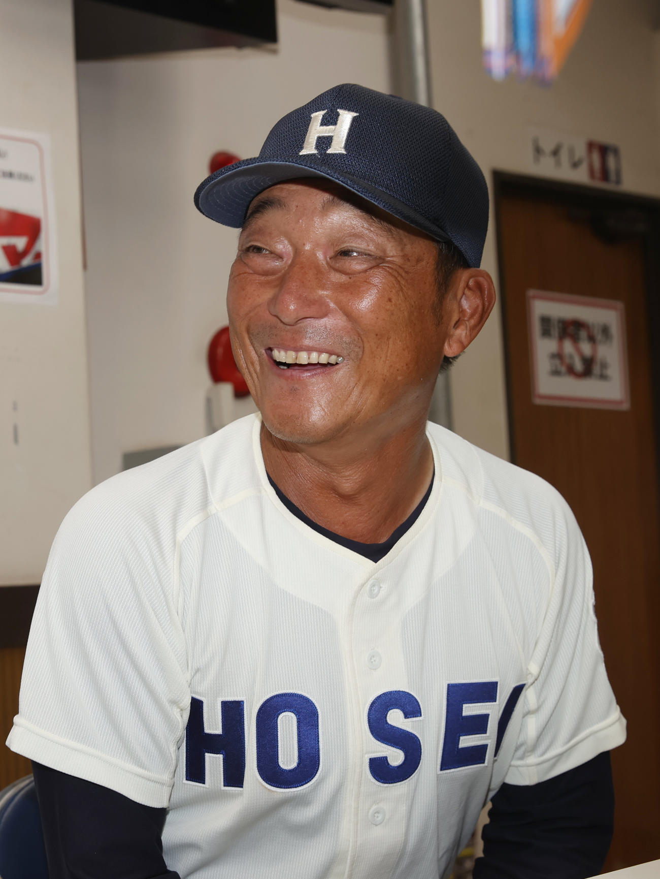 法大対慶大　会見で笑顔を見せる法大・大島監督（撮影・柴田隆二）　　
