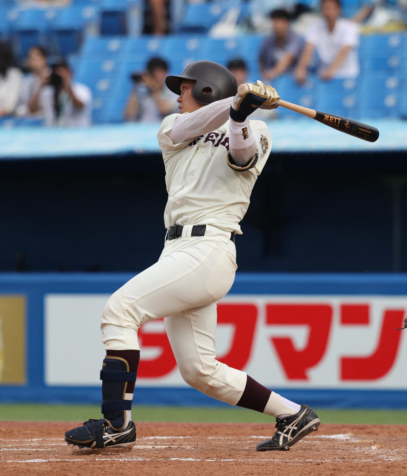早大対東大　2回表早大1死二、三塁、吉田瑞は中犠飛を放つ（撮影・柴田隆二）　　