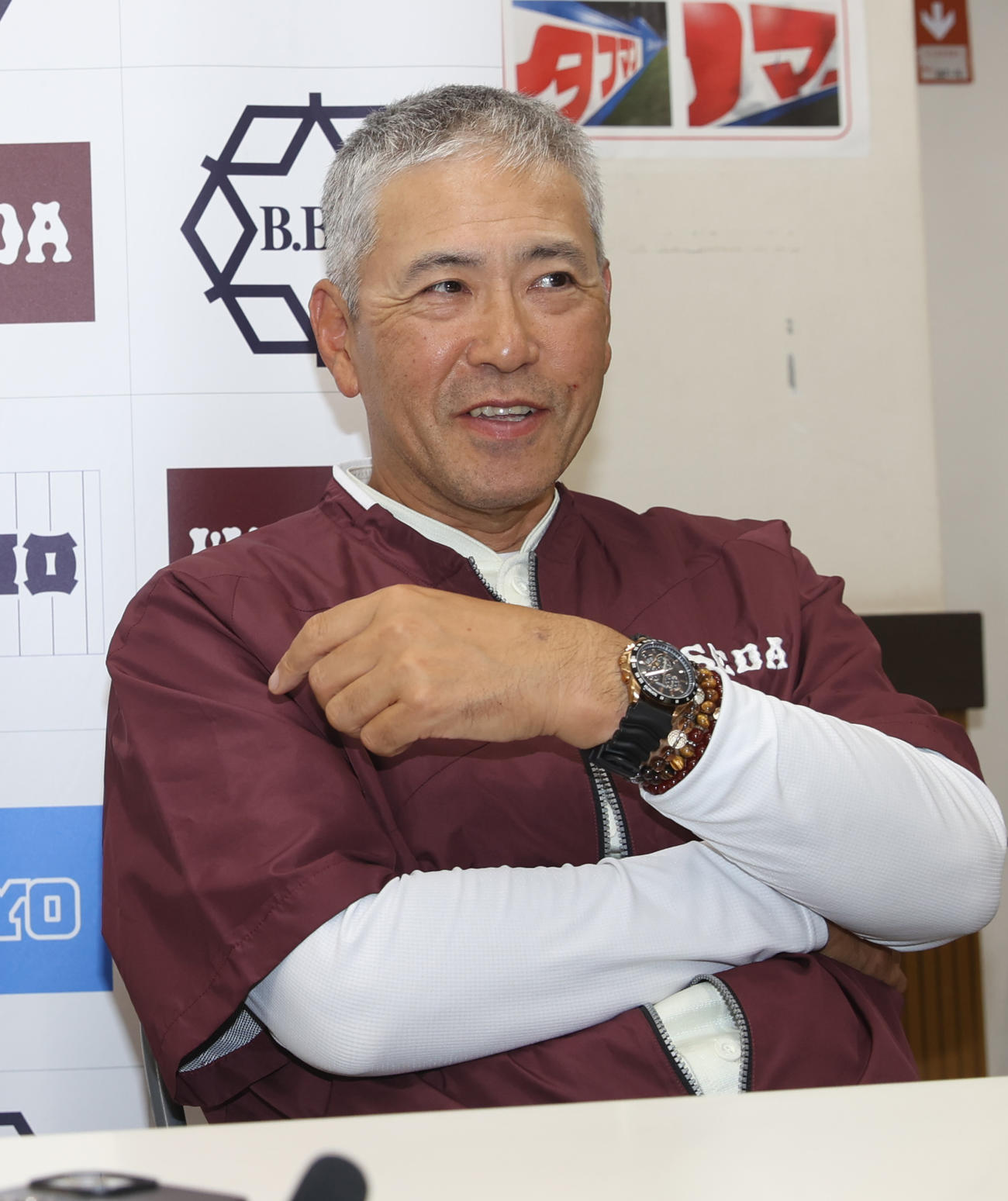 早大対東大　明日15日に還暦を迎える早大・小宮山監督は東大に連勝し笑顔を見せる（撮影・柴田隆二）　　