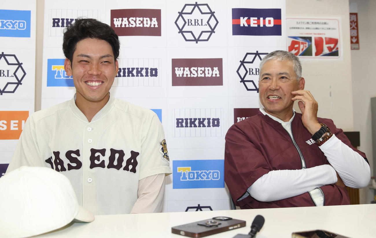 早大対東大　明日15日に還暦を迎える早大・小宮山監督（右）は吉田瑞と笑顔を見せる（撮影・柴田隆二）　　