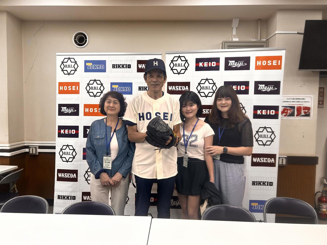 「東京6大学野球連盟創設100年」を記念したレジェンド始球式を終え、家族写真を撮る法大OBで元阪神の江本孟紀氏（撮影・平山連）