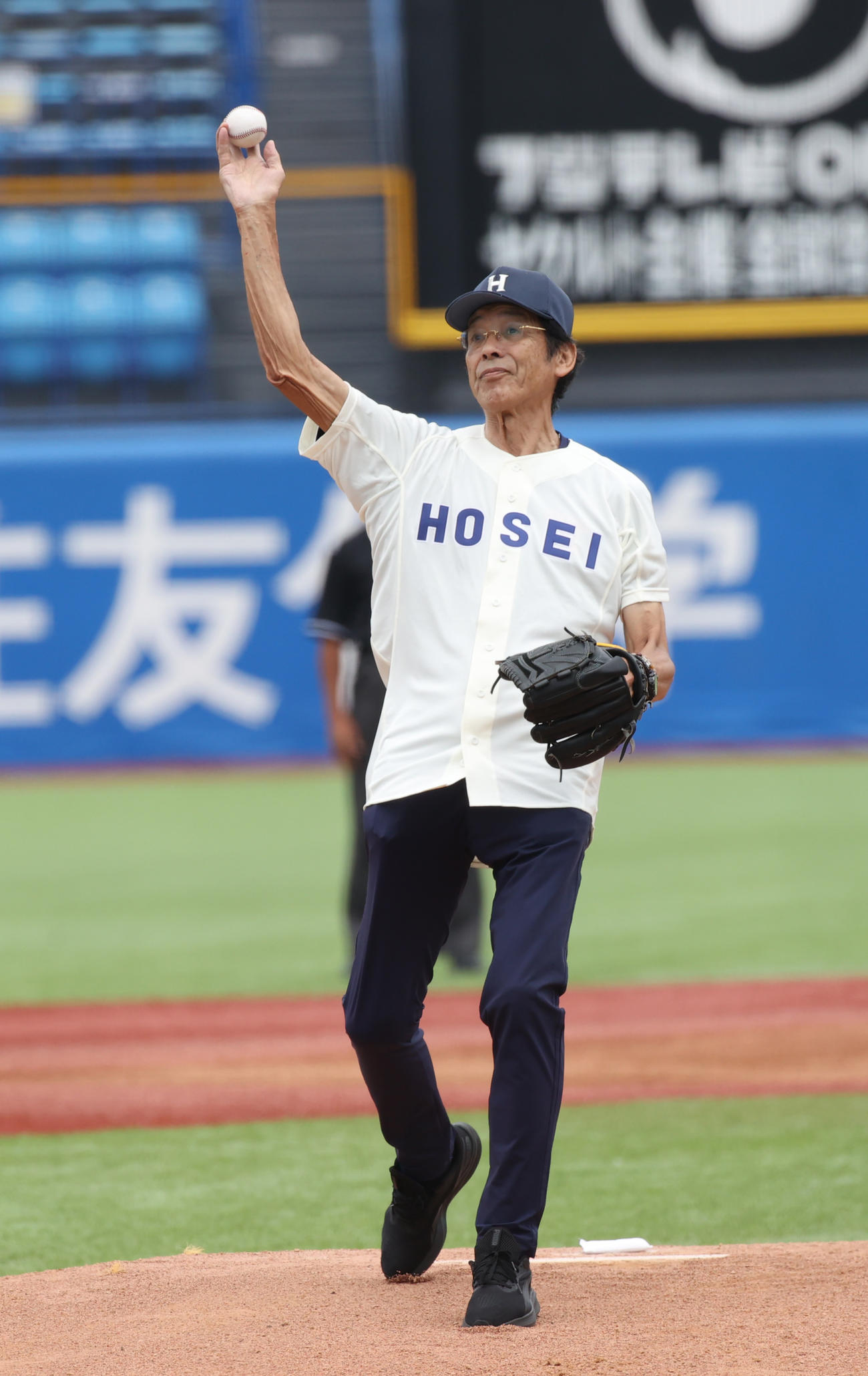 法大対慶大　始球式を務めた法大OBの江本孟紀氏（撮影・柴田隆二）　　