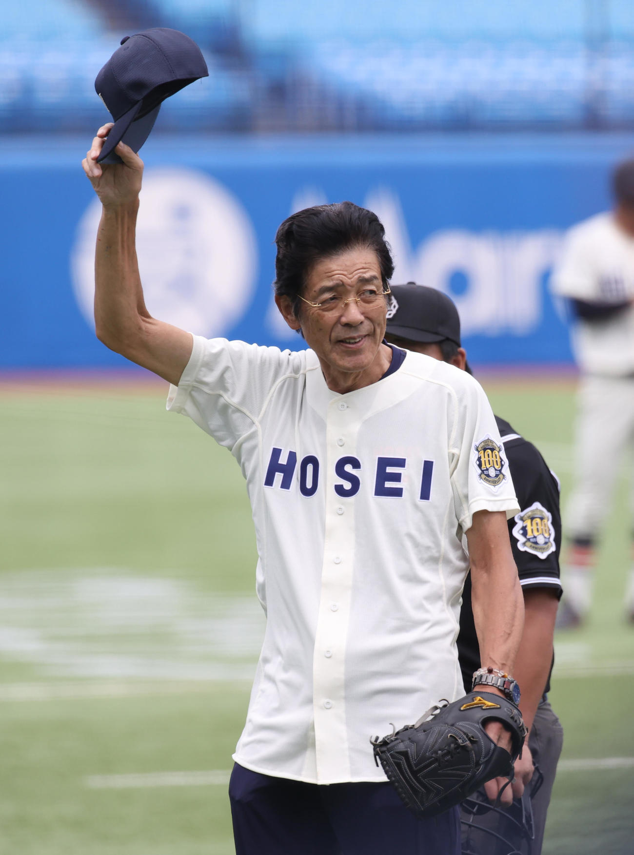 法大対慶大　始球式を務めた法大OBの江本孟紀氏（撮影・柴田隆二）　　