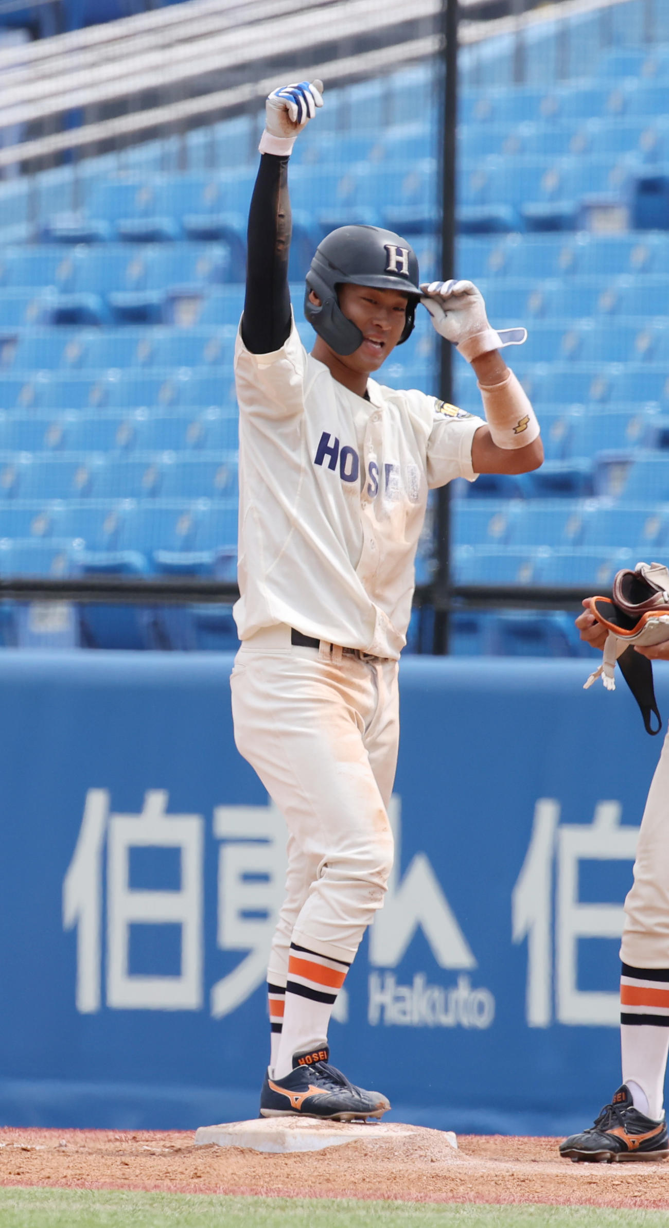 法大対慶大　1回表法大2死一、三塁、品川は遊撃適時内野安打を放ちガッツポーズする（撮影・柴田隆二）　　